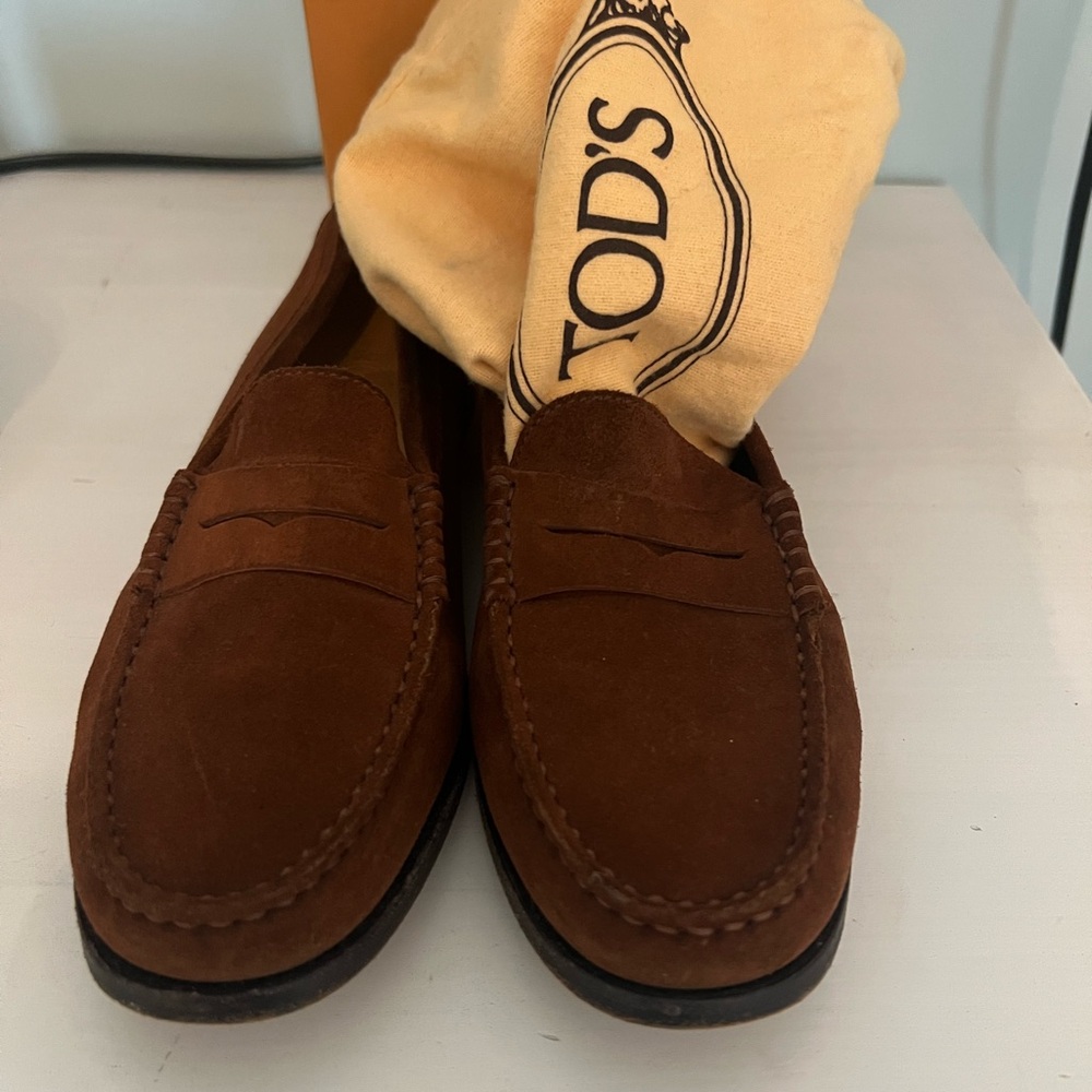 Tods brown sued loafers.